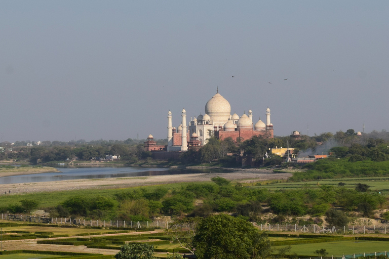 Depuis Delhi : visite du Taj Mahal et d'Agra le même jour avec promenade en bateauExcursion avec voiture climatisée, chauffeur, guide, déjeuner, entrée, promenade en bateau.