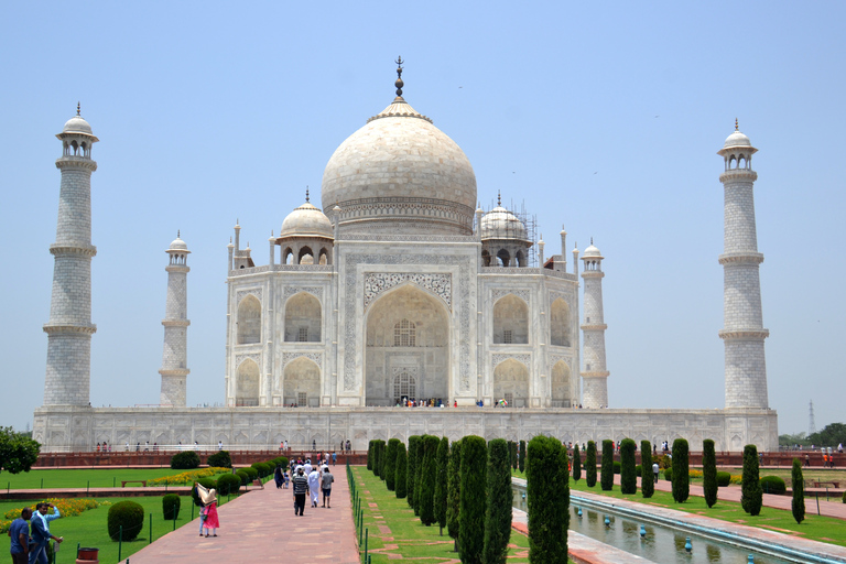 Depuis Delhi : visite du Taj Mahal et d'Agra le même jour avec promenade en bateauExcursion avec voiture climatisée, chauffeur, guide, déjeuner, entrée, promenade en bateau.