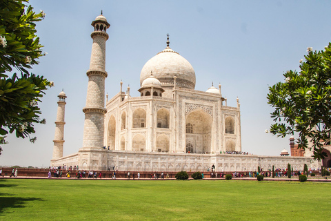 Depuis Delhi : visite du Taj Mahal et d'Agra le même jour avec promenade en bateauExcursion avec voiture climatisée, chauffeur, guide, déjeuner, entrée, promenade en bateau.