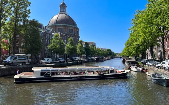 Amsterdam: Grachtenrundfahrt mit Live-Kommentar und Audioguide