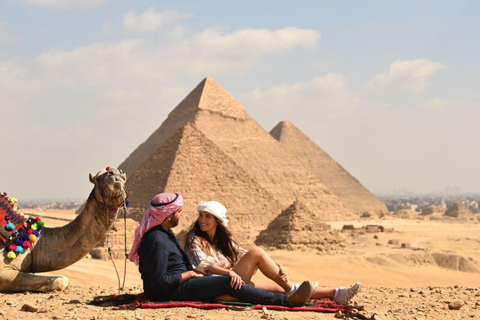 Le Caire : Visite privée à dos de chameau aux pyramides de GizehExcursion privée d'une journée aux pyramides de Gizeh avec promenade à dos de chameau