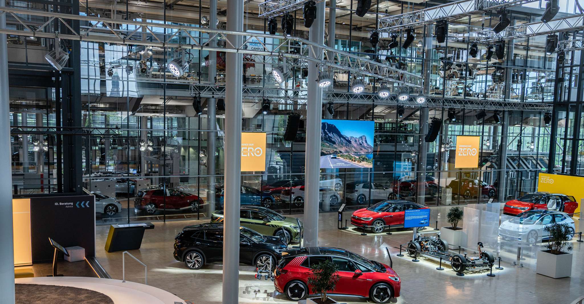 Dresda, Tour della Fabbrica Trasparente di VW - Hizvo
