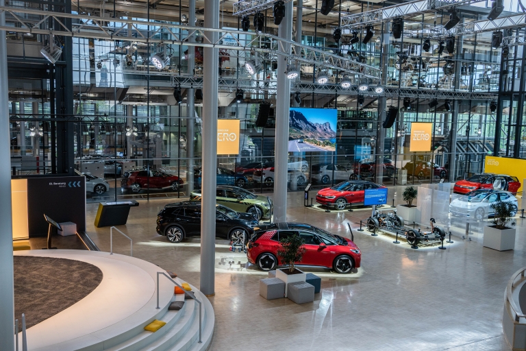 Dresden: Tour of VW's Transparent Factory 45-Minute Tour in German | Family Ticket