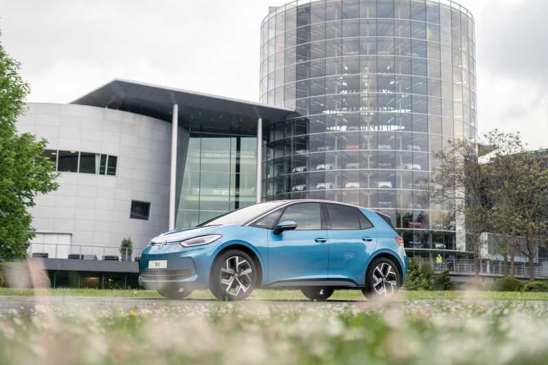 Dresde: Visita guiada a la fábrica de VW, prueba de conducción y comida