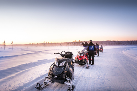 Rovaniemi: Safari en moto de nieve por el bosque del Círculo Polar ÁrticoConducción individual 1 persona por moto de nieve