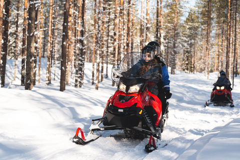 Rovaniemi: Schneemobil-Abenteuer-Tour nur für ErwachseneDouble Rider Schneemobil