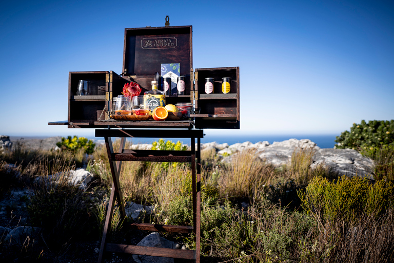 Gin tonic en la montañaGin & Tonic en la Montaña con Six Dogs Gin y condimentos