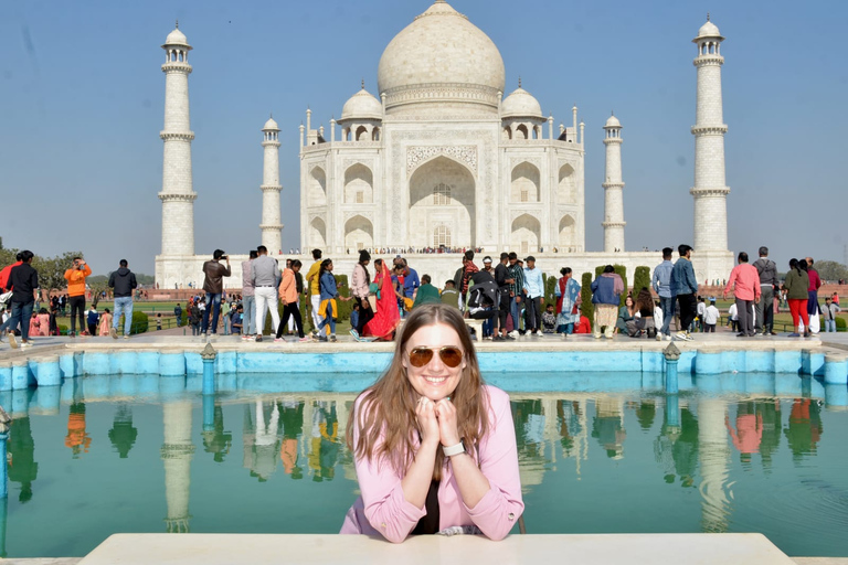 Depuis New Delhi : visite d'Agra pendant la nuit en Vande Bharat Express.Voiture privée AC, billets de train aller-retour et services d'un guide touristique