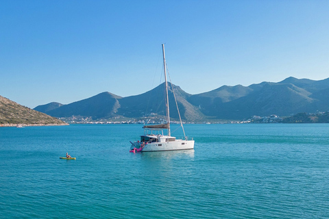 Agios Nikolaos: crociera mattutina in catamarano con pranzoDa Agios Nikolaos: crociera mattutina nella baia di Mirabello e pranzo