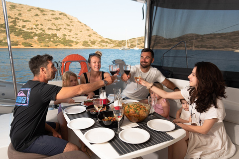 Agios Nikolaos: crociera mattutina in catamarano con pranzoDa Agios Nikolaos: crociera mattutina nella baia di Mirabello e pranzo