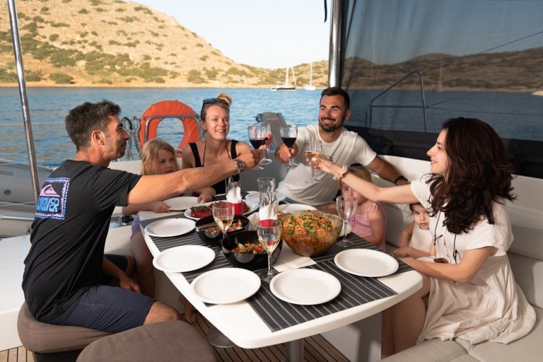 Agios Nikolaos. Nachmittags Kreuzfahrt in der Mirabello-Bucht mit MittagessenAgios Nikolaos. Segeltörn in der Mirabello-Bucht mit Abendessen