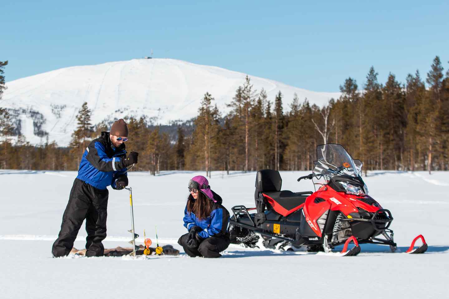 雪地摩托与冰钓探险之旅
