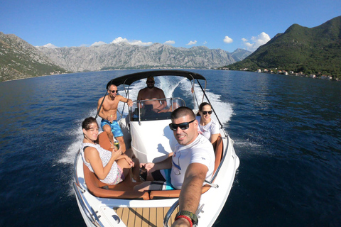 Kotor: Passeio de lancha rápida à Gruta Azul e à Nossa Senhora das RochasKotor: Passeio de lancha para a Caverna Azul e Nossa Senhora das Rochas