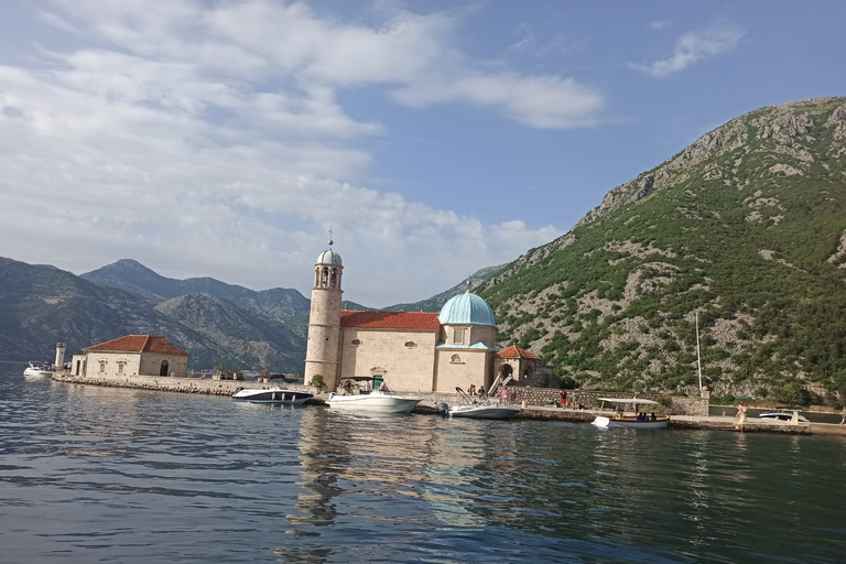 Kotor: Passeio de lancha rápida à Gruta Azul e à Nossa Senhora das RochasKotor: Passeio de lancha para a Caverna Azul e Nossa Senhora das Rochas