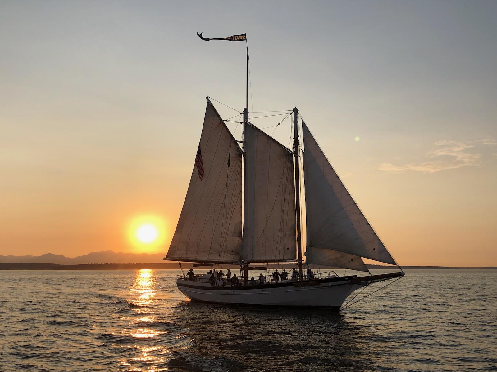 Seattle: Hafenrundfahrt bei Sonnenuntergang mit einem großen Segelboot