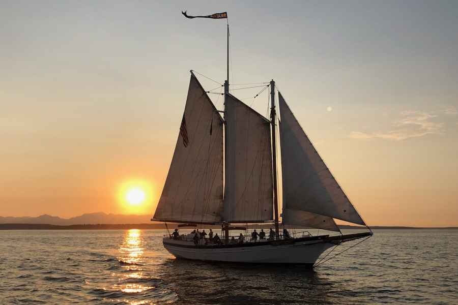 Seattle: Hafenrundfahrt bei Sonnenuntergang mit einem großen Segelboot. Foto: GetYourGuide