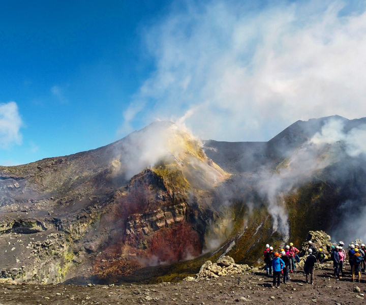 Etna: trekking sul cratere sommitale con funivia e opzione 4x4