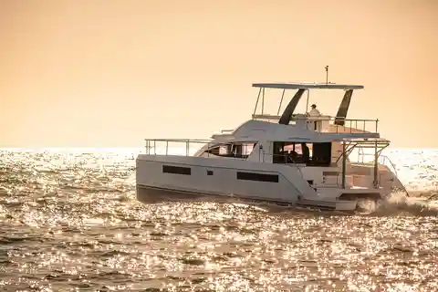 Au départ de Rhodes : Croisière privée en catamaran au coucher du soleil Tout compris