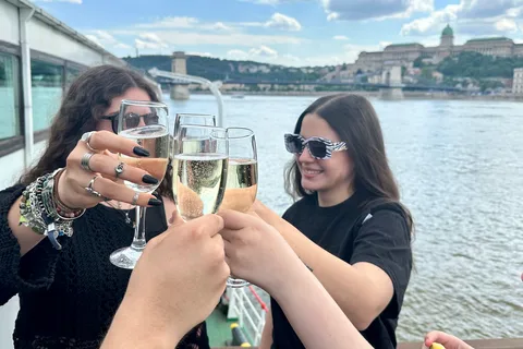 Budapest: 1 tim Sunshine Booze Cruise med Prosecco