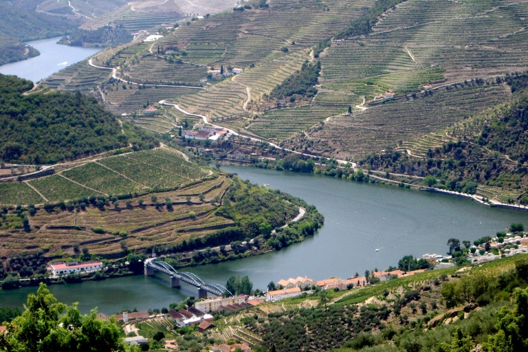 Porto : Visite de la vallée du Douro avec croisière, déjeuner et dégustation de vinVisite guidée en portugais