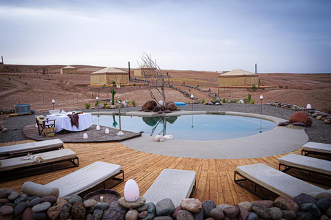 Marrakech: Magisches Mittagessen in der Agafay-Wüste mit Schwimmbad