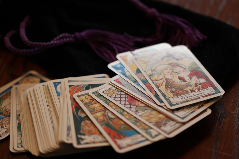 Lyon: Tarotläsning Tarotläsning och workshop i neonmålning