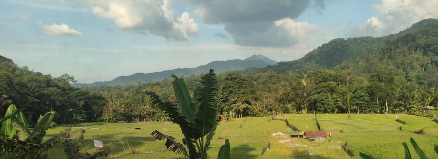Jakarta : Volcan actif, chute d'eau et beau village local