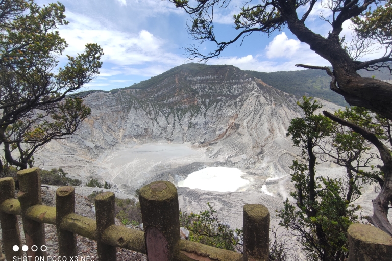 Jakarta: Vulkan, Wasserfall & schönes Dorf TourJakarta: Tangkuban Perahu und Curug Cibareubeuy Private Tour