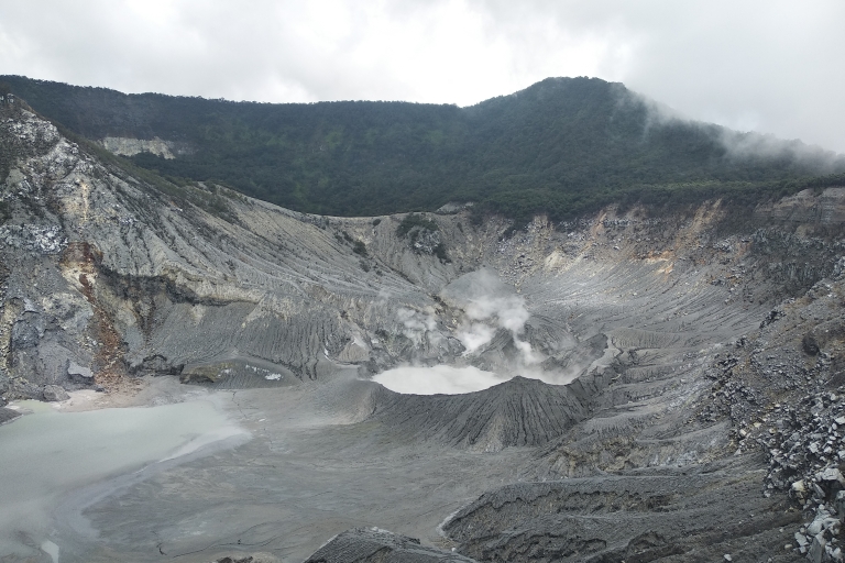 Jakarta: Vulkaan, waterval & prachtige lokale dorpstourJakarta: privétour Tangkuban Perahu en Curug Cibareubeuy