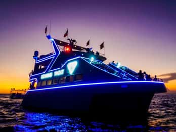 Boracay: Scenic Sunset Cruise with Live Music