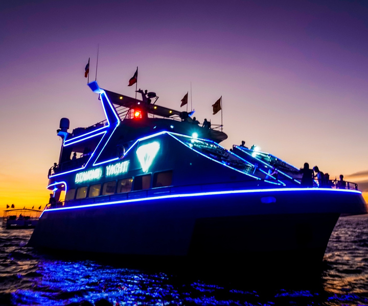 Boracay: Scenic Sunset Cruise with Live Music