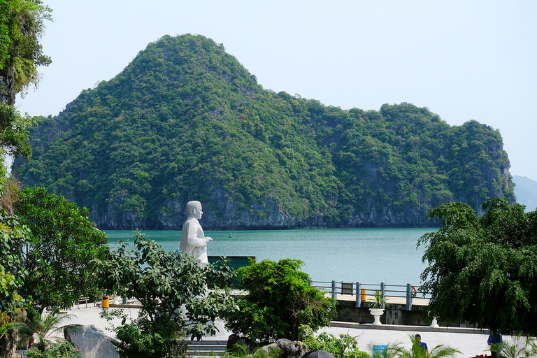 Hanoi: Ein-Tages-Kreuzfahrt durch die Halong-Bucht mit Mittagessen und TransferAb Hanoi: Halong Bucht Deluxe Rundreise auf Kreuzfahrt