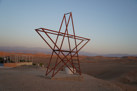 Dîner sous les étoiles du désert d'Agafay avec spectacle et accès à la piscineDîner sous les étoiles du désert d'Agafay avec spectacle