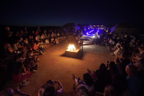 Dîner sous les étoiles du désert d'Agafay avec spectacle et accès à la piscineDîner sous les étoiles du désert d'Agafay avec spectacle