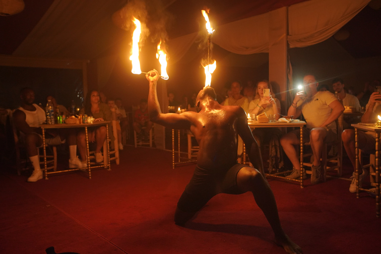 Diner onder Agafay Desert's Stars met toegang tot show en zwembadDiner onder de sterren van de Agafay-woestijn met Show