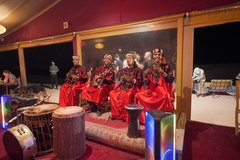 Dîner sous les étoiles du désert d'Agafay avec spectacle et accès à la piscineDîner sous les étoiles du désert d'Agafay avec spectacle