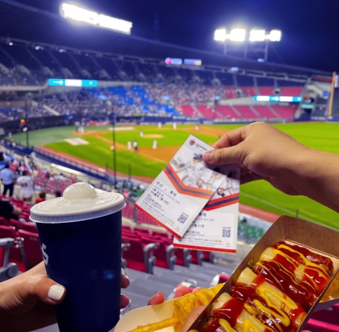 Visit Watching baseball match & local food experience in Seoul in Seúl