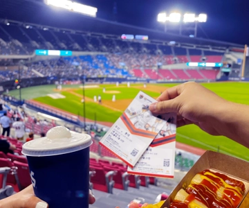 Ingresso para o jogo no estádio de beisebol Jasmil com jantar/cerveja