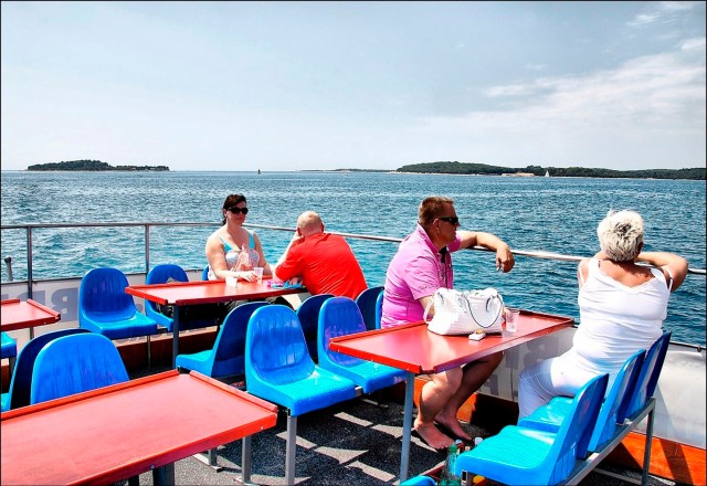Visit Pula Harbor Cruise with unlimited Drinks in Pula