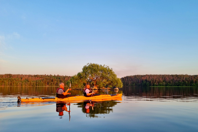 Stockholm: Kajaktour bei Sonnenuntergang auf dem Mälarsee mit Tee und Kuchen