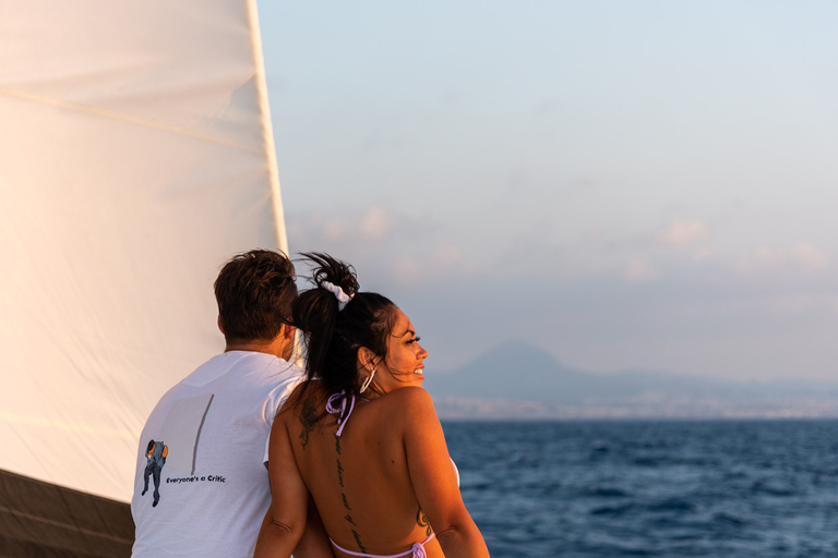 Heraklion: Passeio de catamarã ao pôr do sol com jantar e bebidasHeraklion: Cruzeiro de catamarã no final da tarde para Dia e jantar