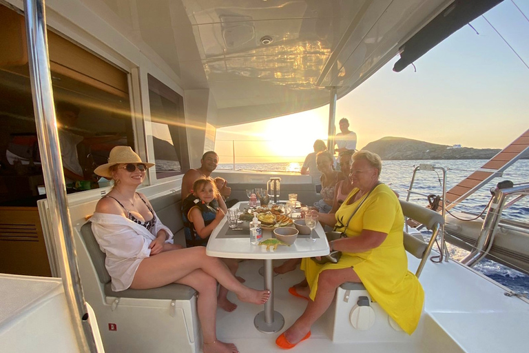 Heraklion: Passeio de catamarã ao pôr do sol com jantar e bebidasHeraklion: Cruzeiro de catamarã no final da tarde para Dia e jantar