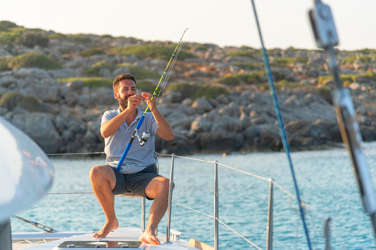 Heraklion: Passeio de catamarã ao pôr do sol com jantar e bebidasHeraklion: Cruzeiro de catamarã no final da tarde para Dia e jantar