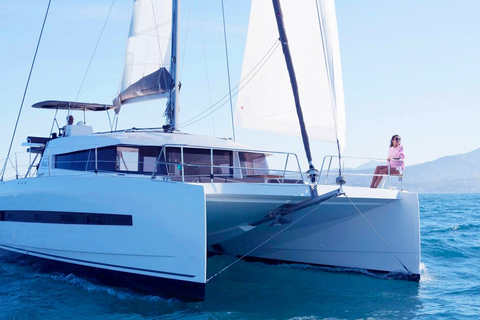 Heraklion: Passeio de catamarã ao pôr do sol com jantar e bebidasHeraklion: Cruzeiro de catamarã no final da tarde para Dia e jantar