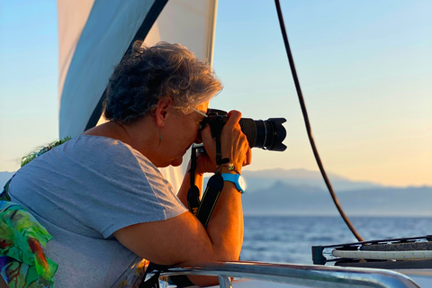 Heraklion: Passeio de catamarã ao pôr do sol com jantar e bebidasHeraklion: Cruzeiro de catamarã no final da tarde para Dia e jantar