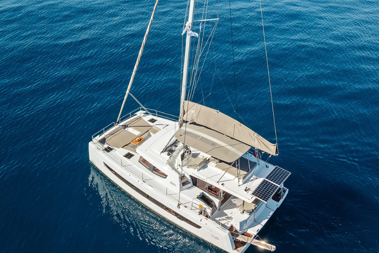 Heraklion: Passeio de catamarã ao pôr do sol com jantar e bebidasHeraklion: Cruzeiro de catamarã no final da tarde para Dia e jantar