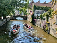 Bruges, croisière en bateau en petit groupe et visite à pied guidée - Housity