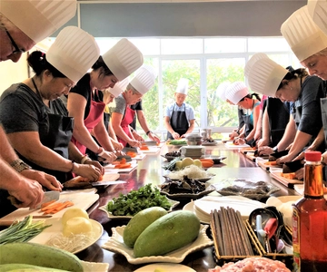Hanoi: Old Quarter Market Tour and Cooking Class with Meal
