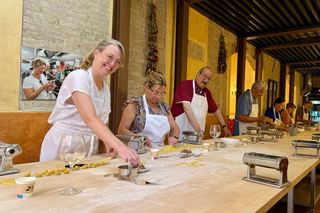 Milan: Pasta and Tiramisu Cooking Class with Wine