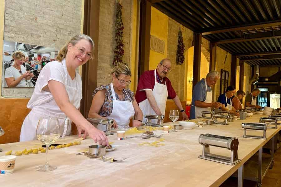 Mailand: Pasta- und Tiramisu-Kochkurs mit Wein. Foto: GetYourGuide
